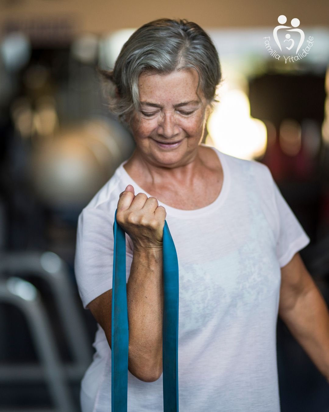 Idoso ativo sorrindo enquanto faz exercícios para ter mais energia após os 60 anos