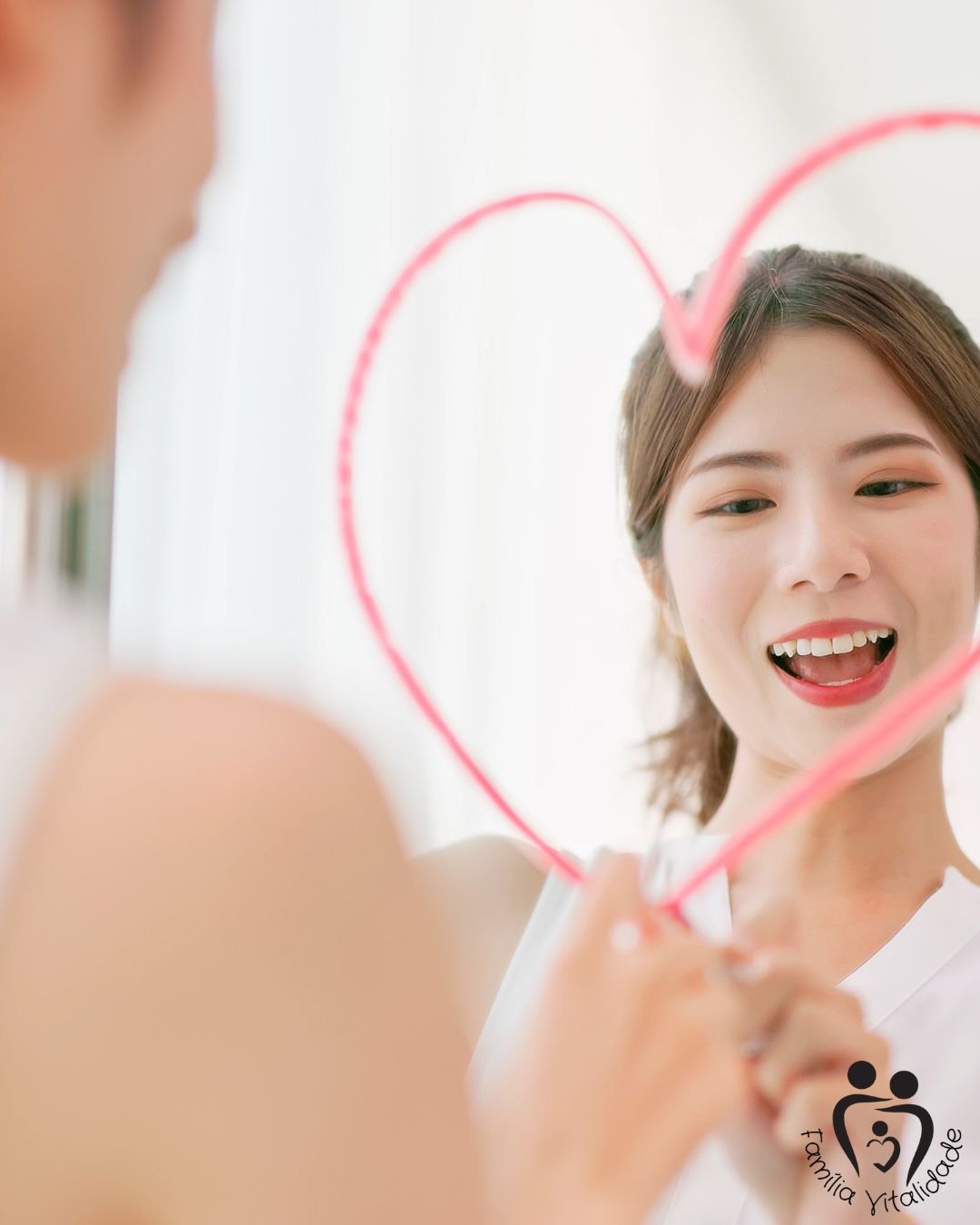 Mulher pensativa aos 30 anos refletindo sobre autoestima, autoconfiança e novas fases da vida