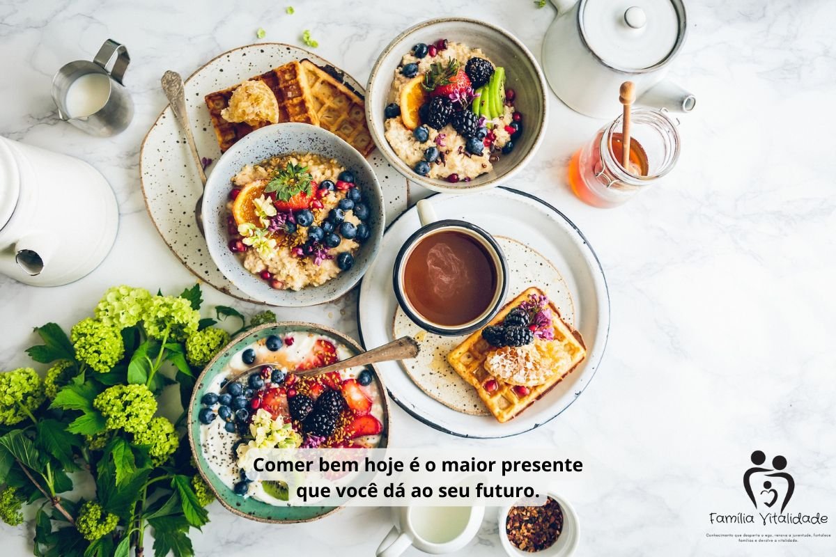 Mesa colorida com alimentos naturais que contribuem para a longevidade saudável