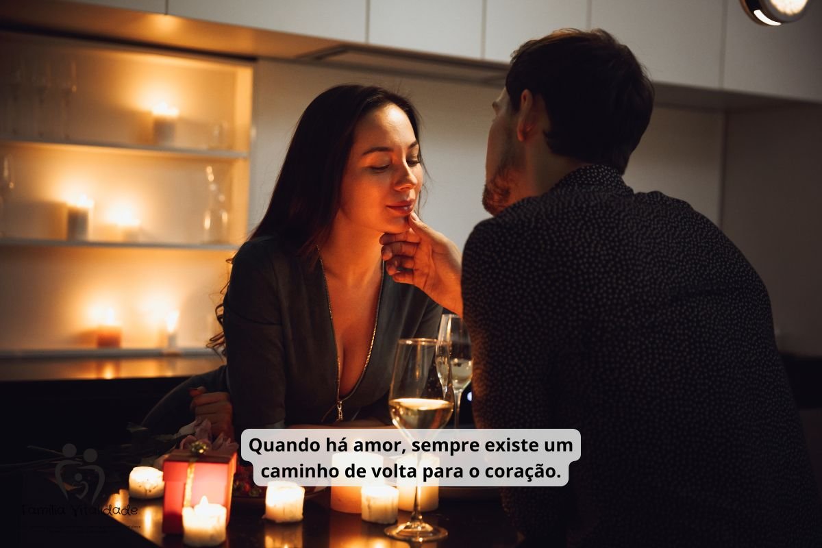 Casal de mãos dadas olhando um para o outro, representando o reencontro após o distanciamento