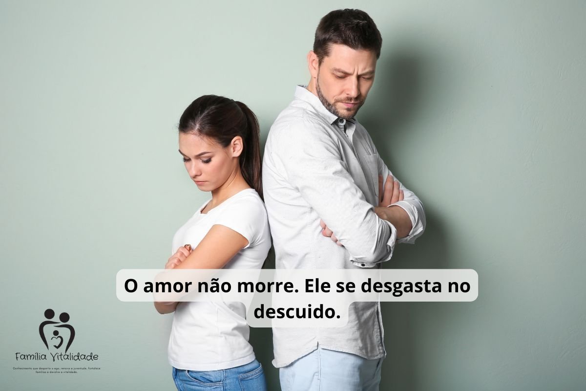 Casal se afastando emocionalmente, rodeado por hábitos rotineiros e silenciosos