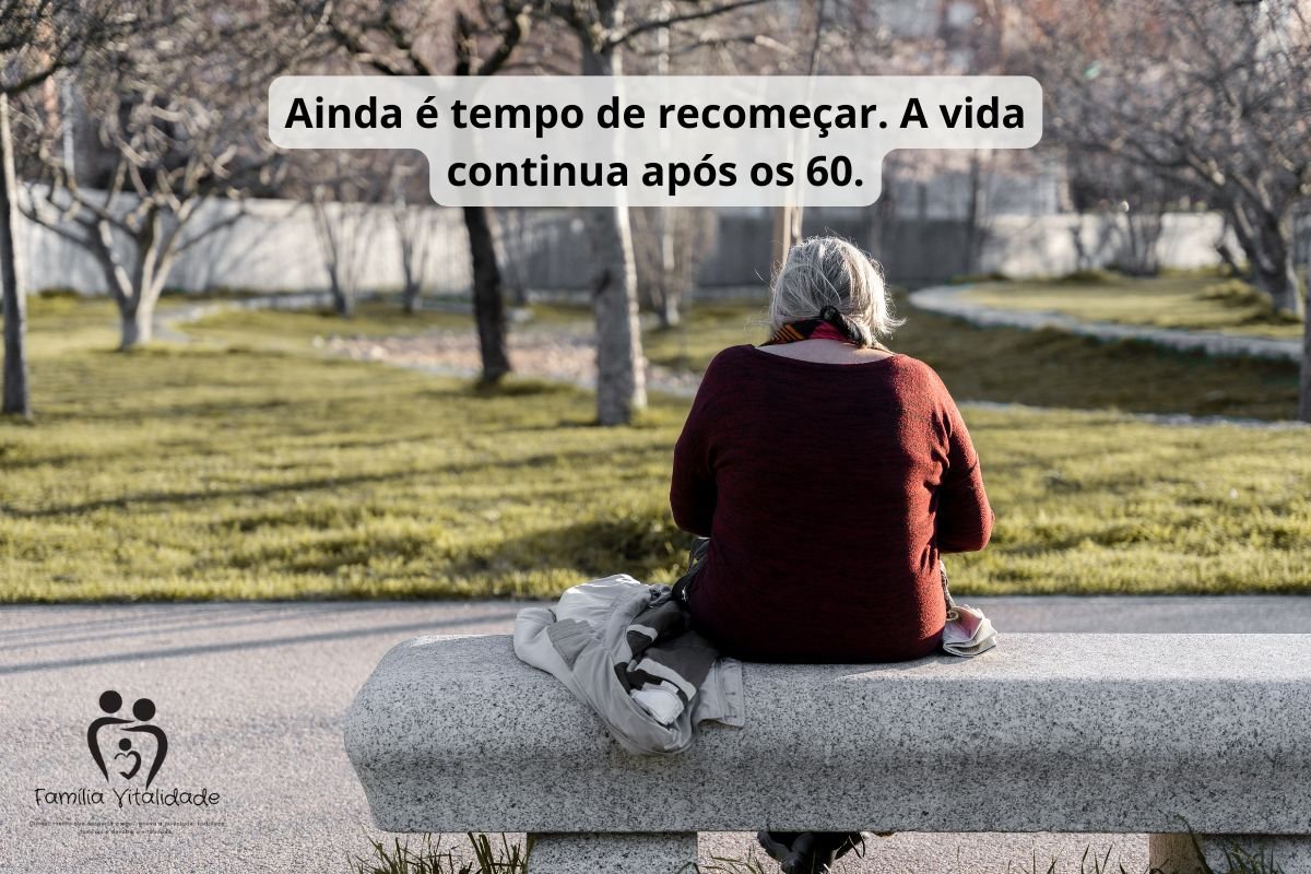 Idoso sozinho em casa com olhar pensativo, representando a solidão na terceira idade